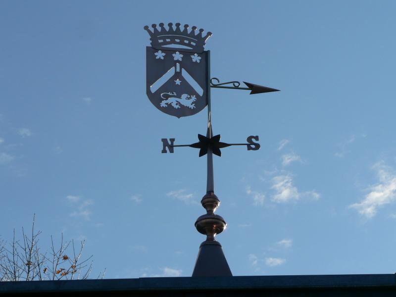 Girouette un blason de famille et la couronne des comtes